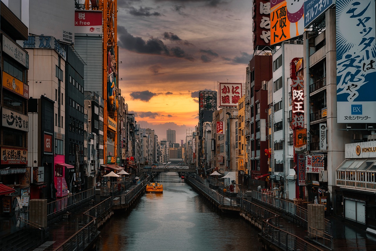 River, buildings, city — Earn Money While Having Fun: Part-Time Jobs at Bars